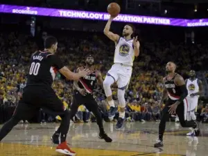 Los Warriors se llevan el primer juego contra los Trail Blazers