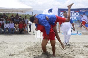 Azua conquista torneo nacional de sambo de playa