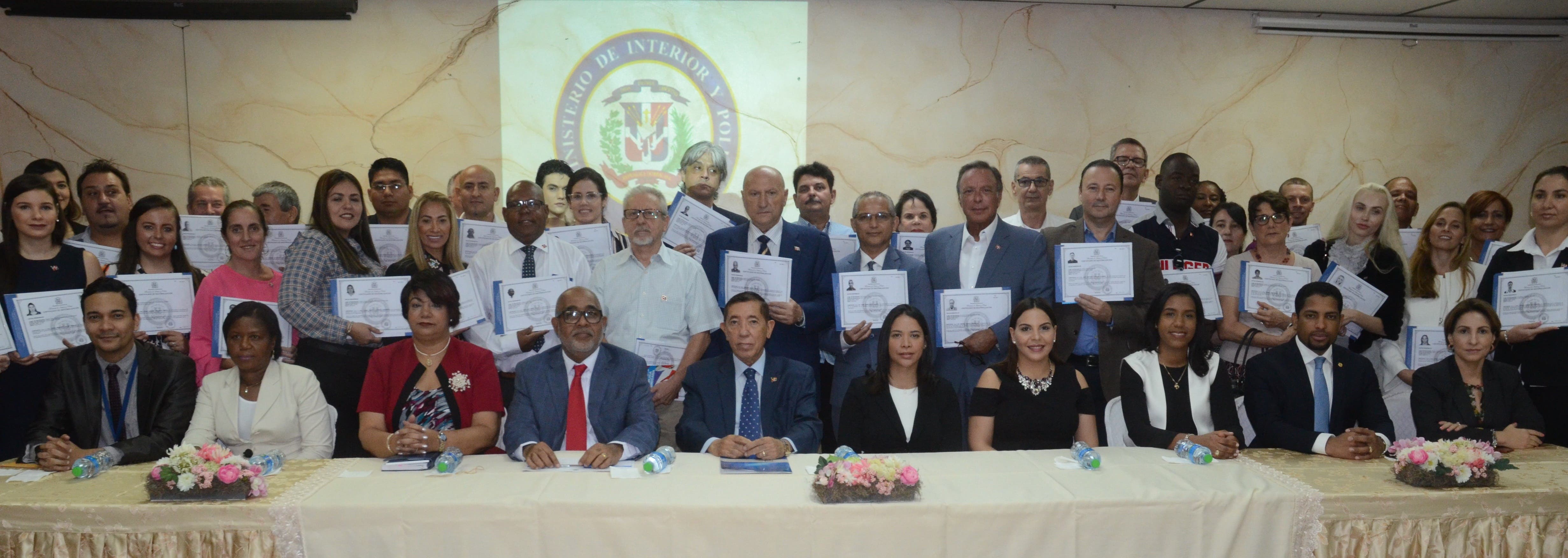 Interior y Policía juramenta como dominicanos a 42 ciudadanos de 13 países