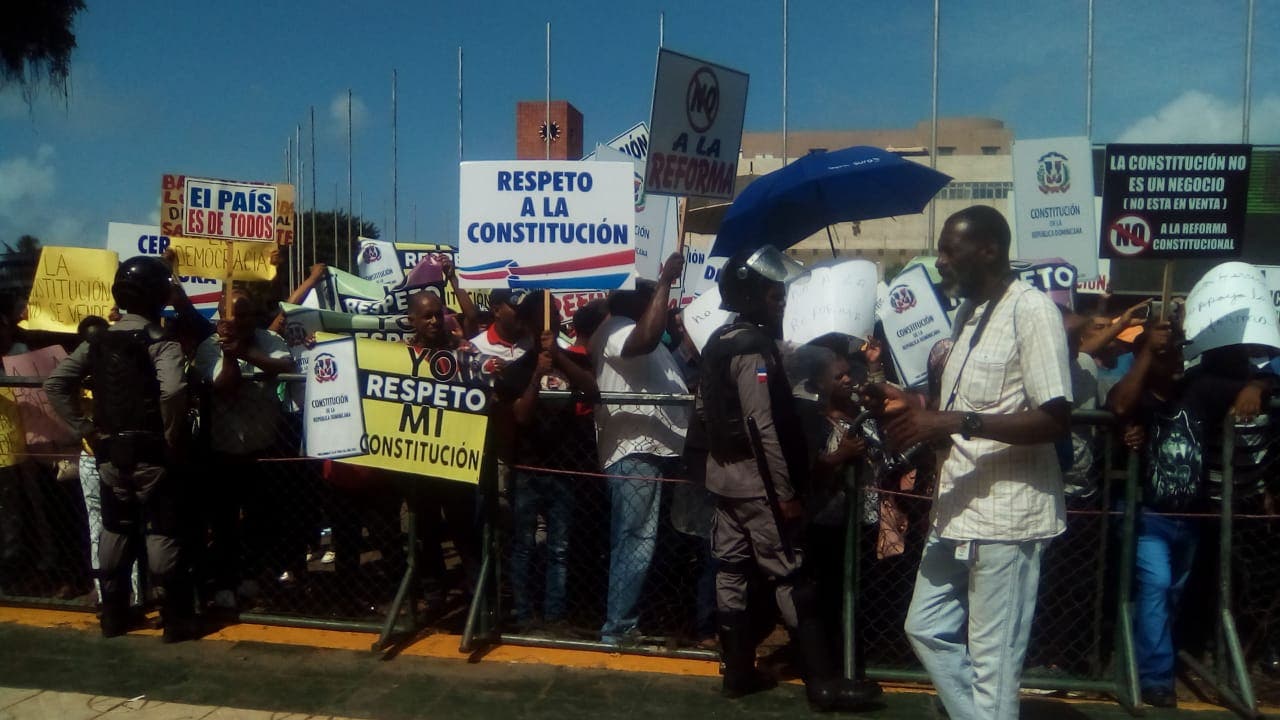 Diputados se unen a manifestación frente al Congreso en contra de otra reforme a la Constitución