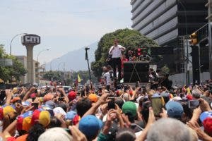 Opositores y simpatizantes de Maduro comienzan a concentrarse en Caracas