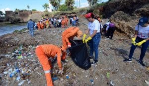 Obras Públicas y estudiantes de Colegio La Salle limpian zona de El Malecón