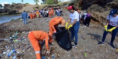 Obras Públicas y estudiantes de Colegio La Salle limpian zona de El Malecón