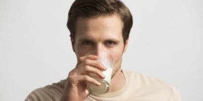 ¿Realmente beber leche hace más fuertes los huesos?