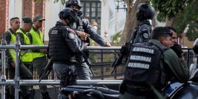 Fuerte presencia policial en Asamblea venezolana por presunta alerta de bomba