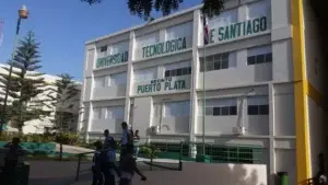 Estudiantes de UTESA en Puerto Plata denuncian cobros excesivos y restricciones para investidura