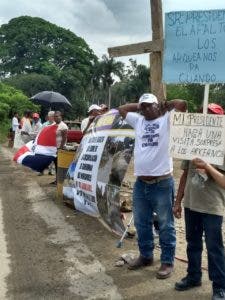 Los lugareños también instalaron un campamento en esa zona en demanda del arreglo de sus calles.