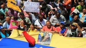 Simpatizantes de Maduro se moviliza en defensa de las conquistas laborales alcanzadas durante 20 años de Revolución Bolivariana. Foto: VTV.