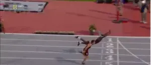 Un atleta se lanza a lo Superman para llegar primero a la meta