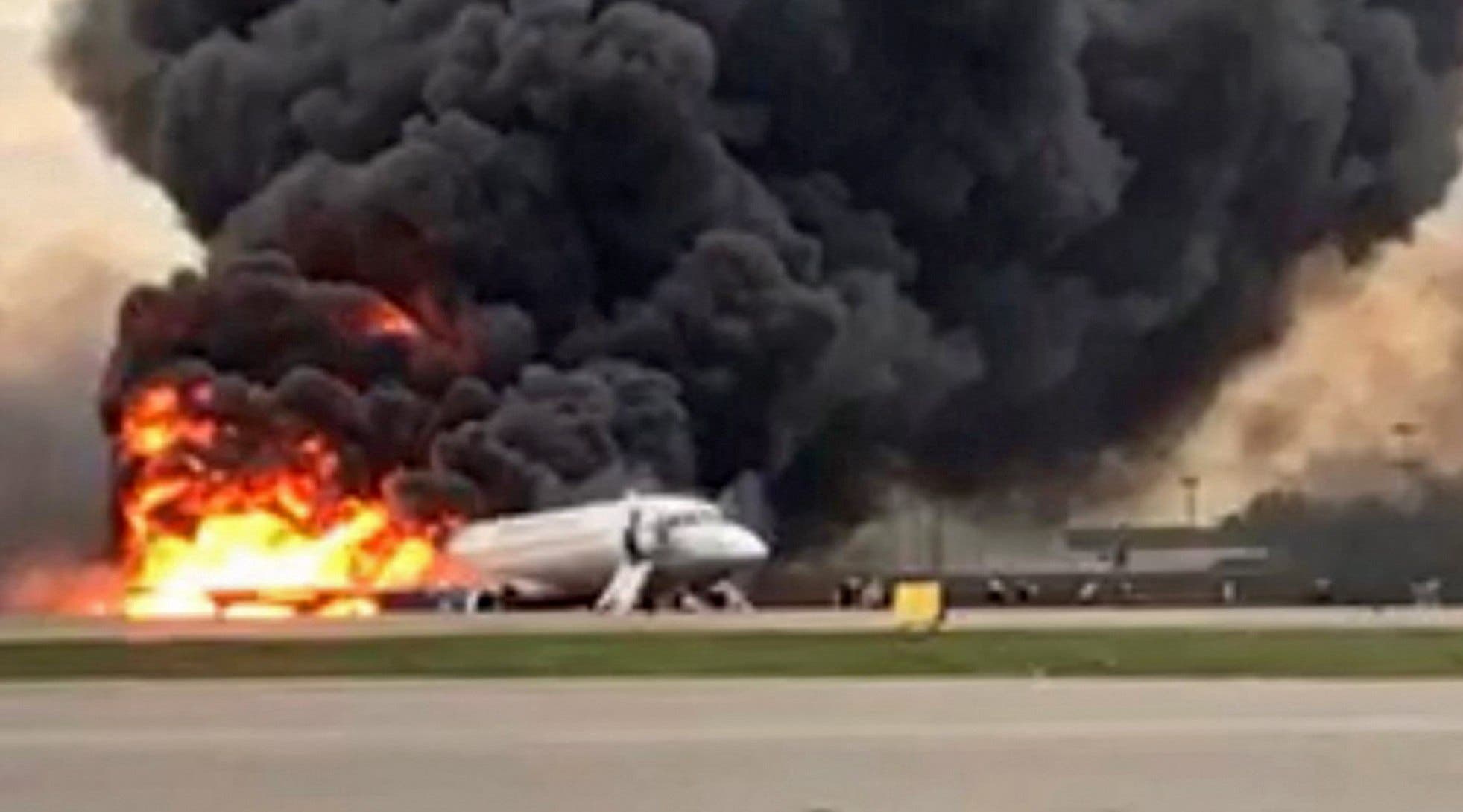 Al menos 13 muertos al incendiarse un avión en un aeropuerto de Moscú
