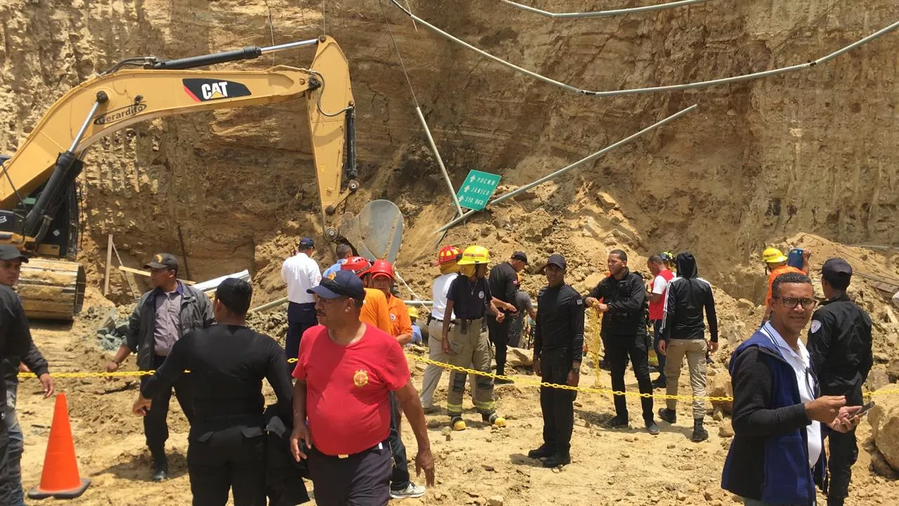 Derrumbe en construcción en Santiago; varios obreros atrapados