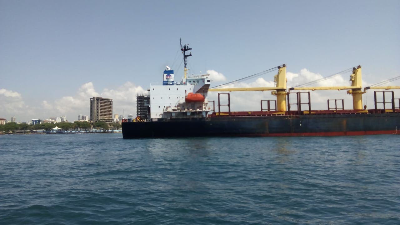 Buque varado frente al Malecón fue reflotado y llevado al puerto de Santo Domingo