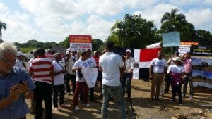 Moradores de Los Arqueanos en Villa Mella instalan campamento en demanda arreglo de calles