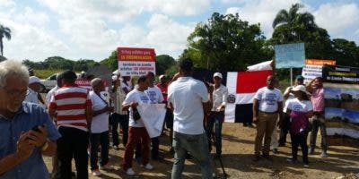 Moradores de Los Arqueanos en Villa Mella instalan campamento en demanda arreglo de calles