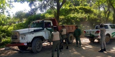 Medio Ambiente retiene varios camiones y detiene chofer por extracción ilegal de materiales en río Nigua