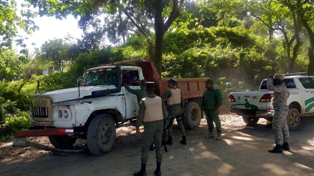 Medio Ambiente retiene varios camiones y detiene chofer por extracción ilegal de materiales en río Nigua