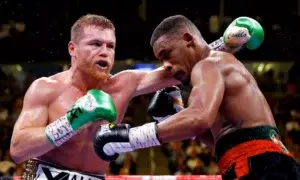 “Canelo” Álvarez vence a Jacobs por decisión unánime y es el “rey” indiscutible del peso mediano