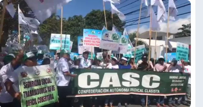 Trabajadores marcha hacia el Congreso en defensa de los derechos laborales