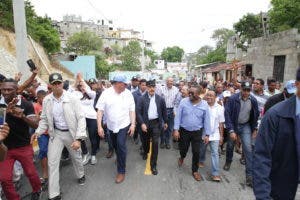 Danilo Medina se reúne con comunitarios de Barrio Nuevo en Sabana Perdida