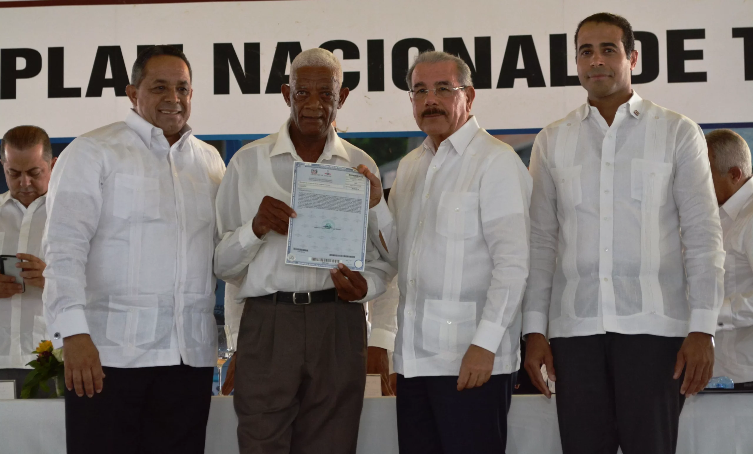 Gobierno entrega 1,288 títulos definitivos a productores de Nagua