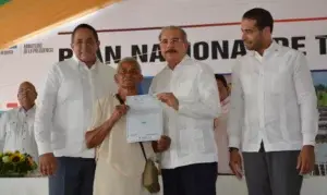 Presidente Danilo Medina entrega 1,478 títulos definitivos de parcelas y solares a familias de Azua