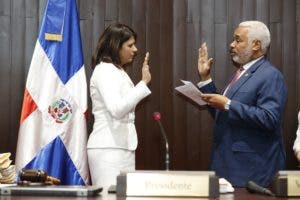 Presidente Cámara de Diputados juramenta como diputada a Lourdes Josefina Aybar