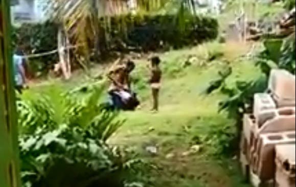 Video: “Hombre” le da severa golpiza a su pareja delante de sus tres hijos