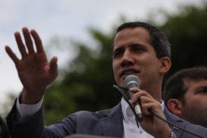 Detienen a escoltas de Guaidó que iban a vender fusiles robados, dice Gobierno