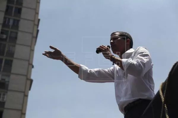 Guaidó reaparece en manifestación y llama a paro en la administración pública