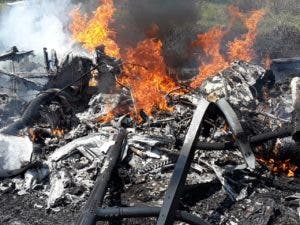 La aeronave quedó calcinada tras incendiarse.