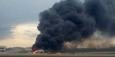 IMÁGENES: momento en que pasajeros saltan del avión que se incendió en un aeropuerto de Moscú