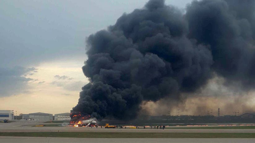IMÁGENES: momento en que pasajeros saltan del avión que se incendió en un aeropuerto de Moscú