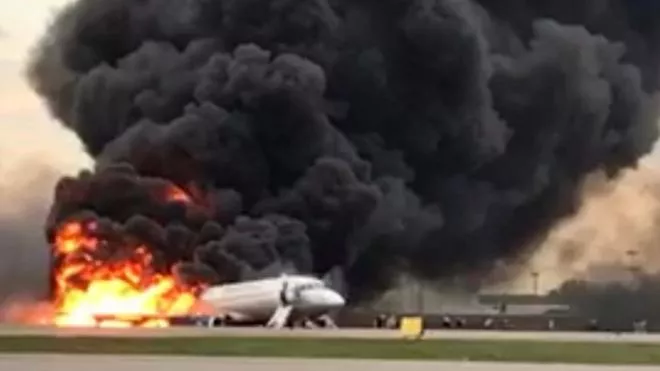 Avión incendiado en Rusia había sido alcanzado por un rayo