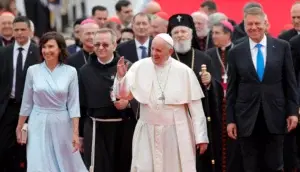 Ortodoxos, católicos, turistas y peregrinos reciben al papa en Rumanía