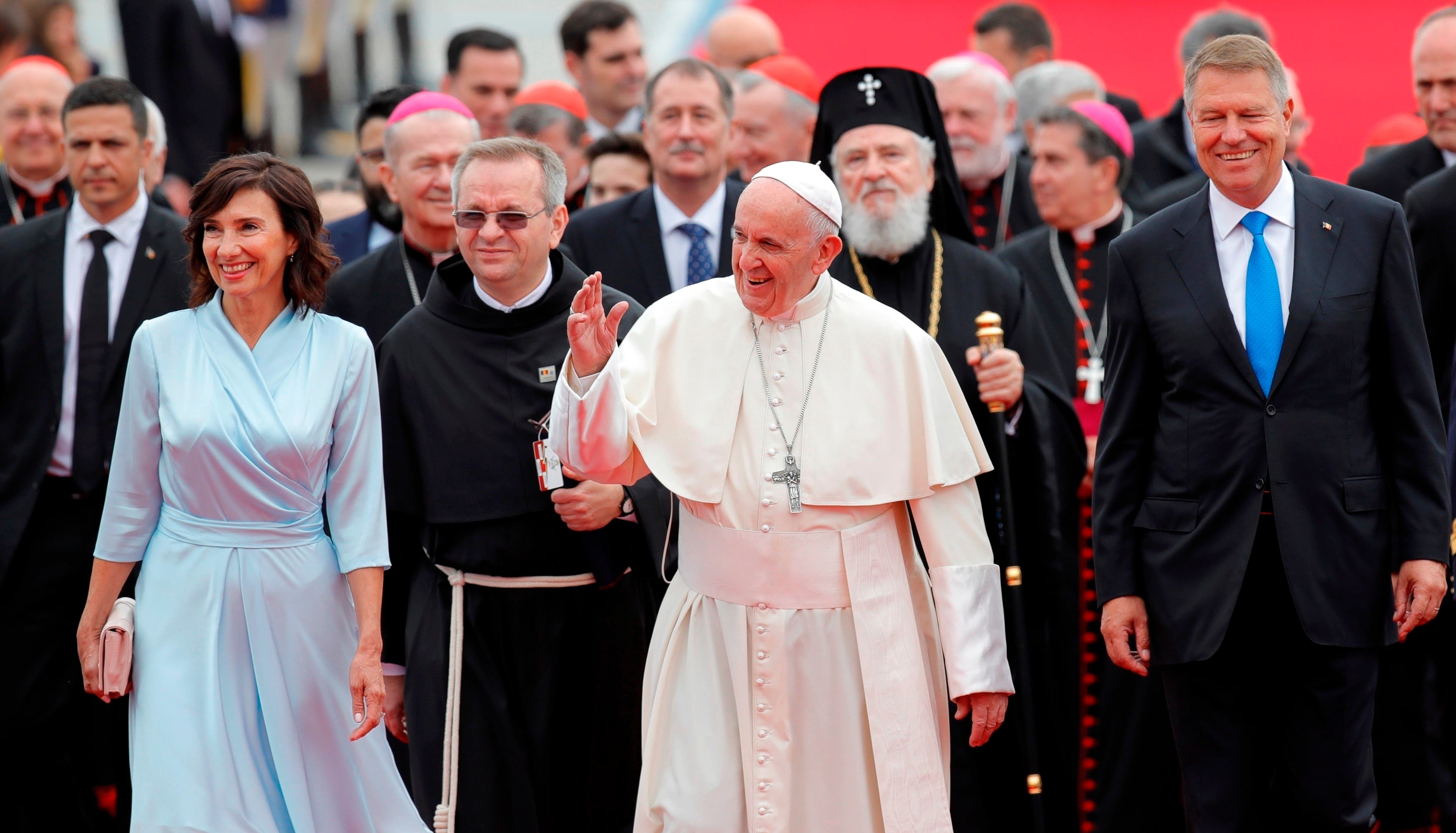 Ortodoxos, católicos, turistas y peregrinos reciben al papa en Rumanía