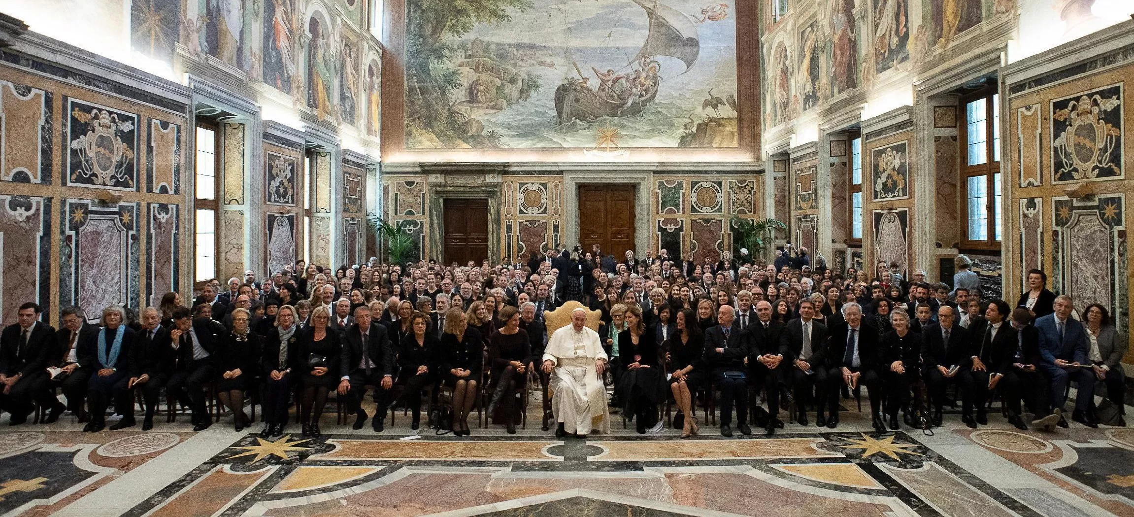 El papa da una lección de buen periodismo a los corresponsales en Italia