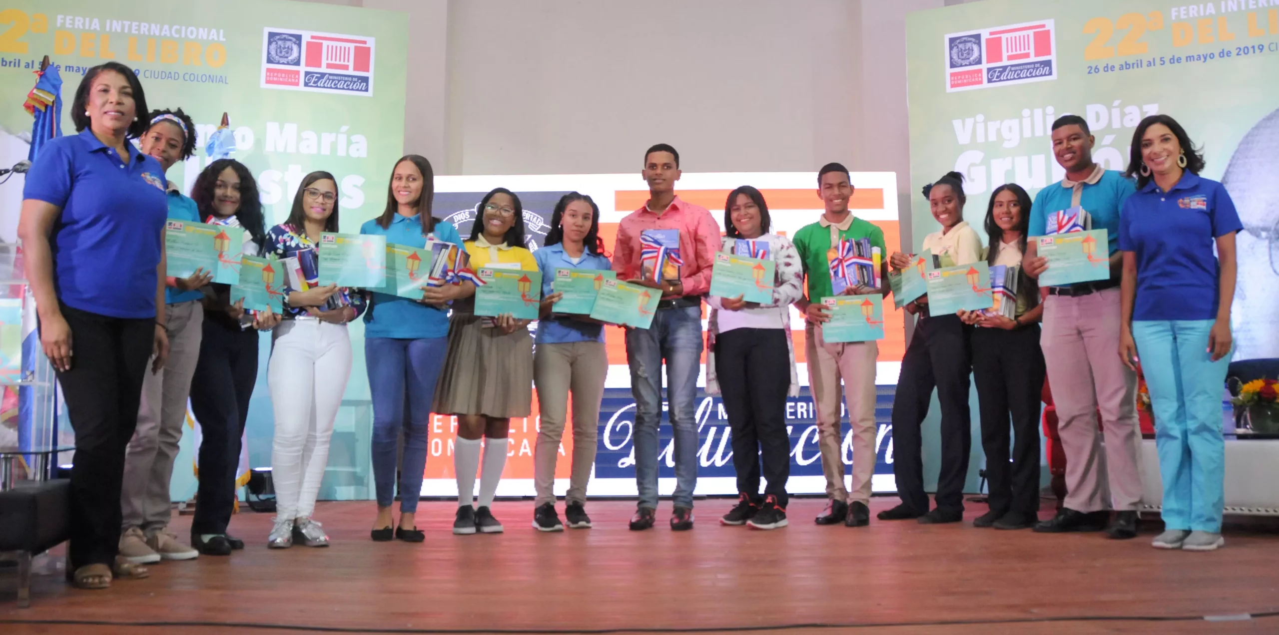 Ganadores del concurso una carta a Virgilio Díaz Grullón reciben premios