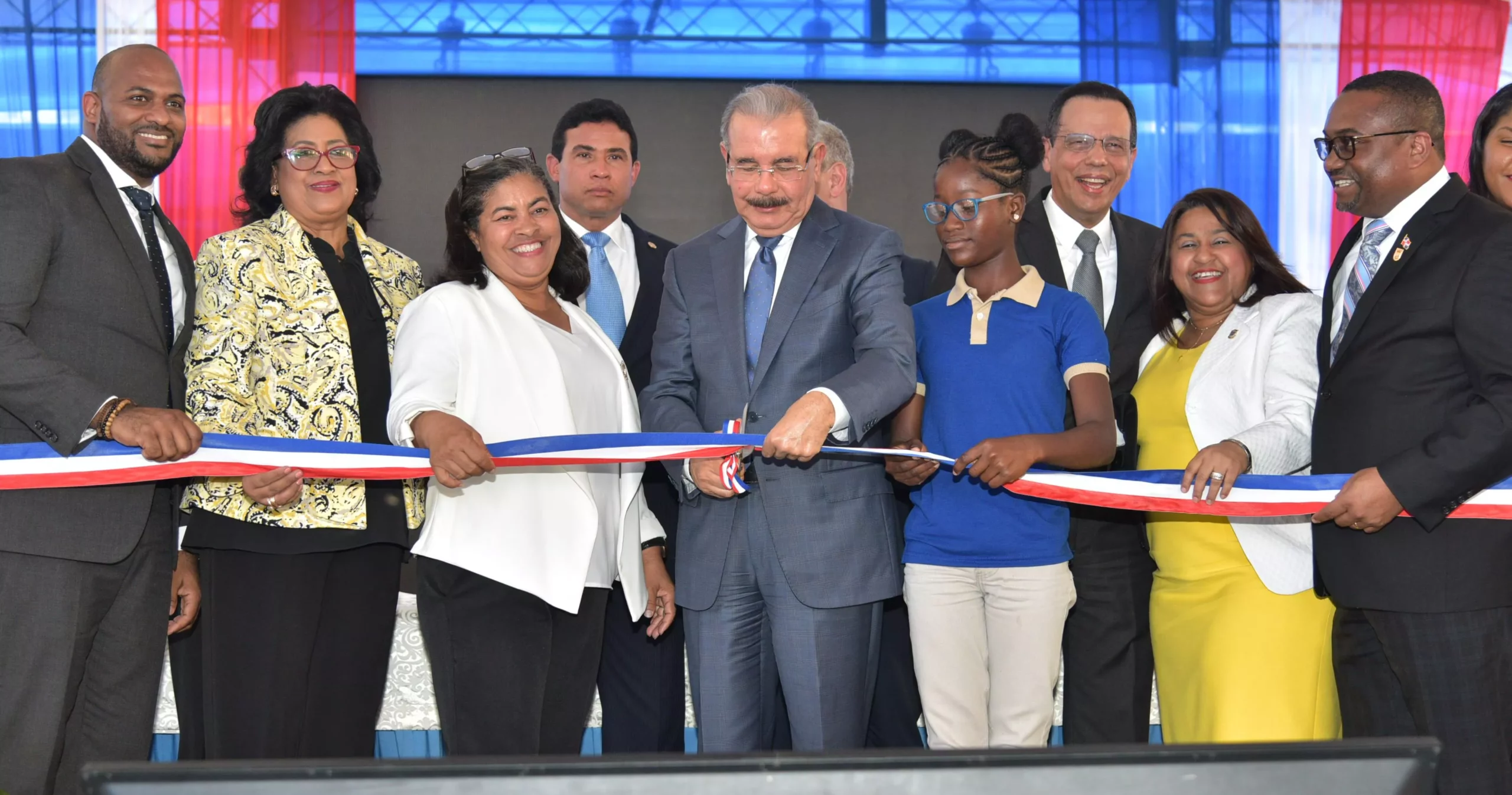 Presidente Danilo Medina entrega una escuela en Villa Mella