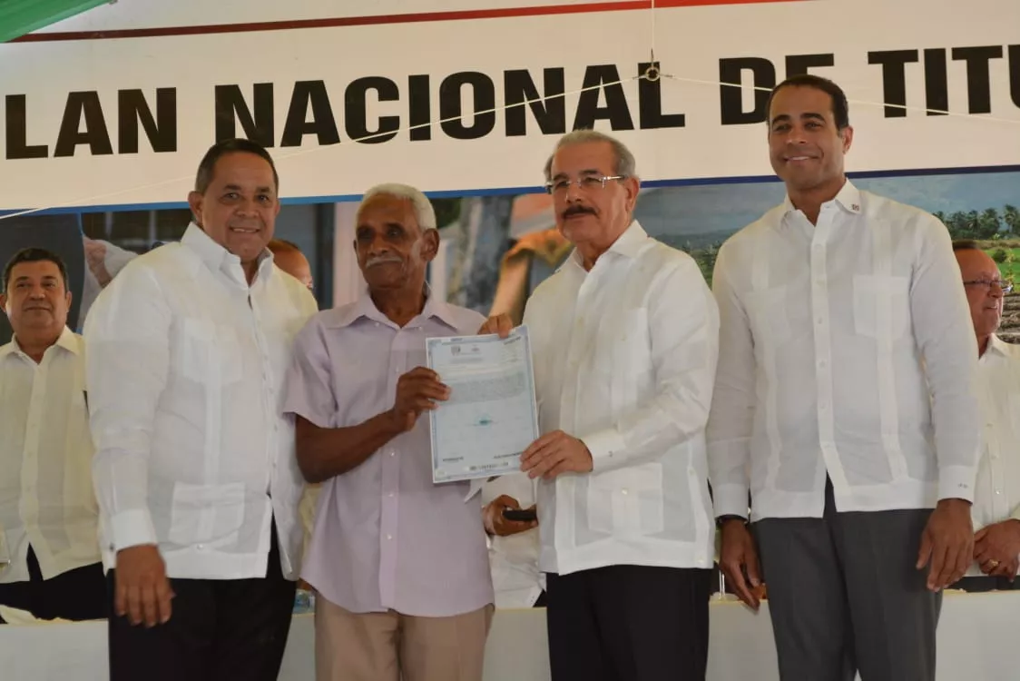 Presidente Danilo Medina entrega 1,047 títulos definitivos a productores de La Vega