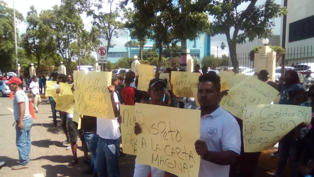 Ciudadanos piden frente al Congreso se respete la Constitución