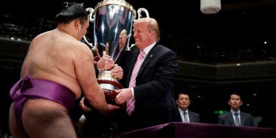 Shinzo Abe agasaja a Trump en Japón con sumo, hamburguesas y golf