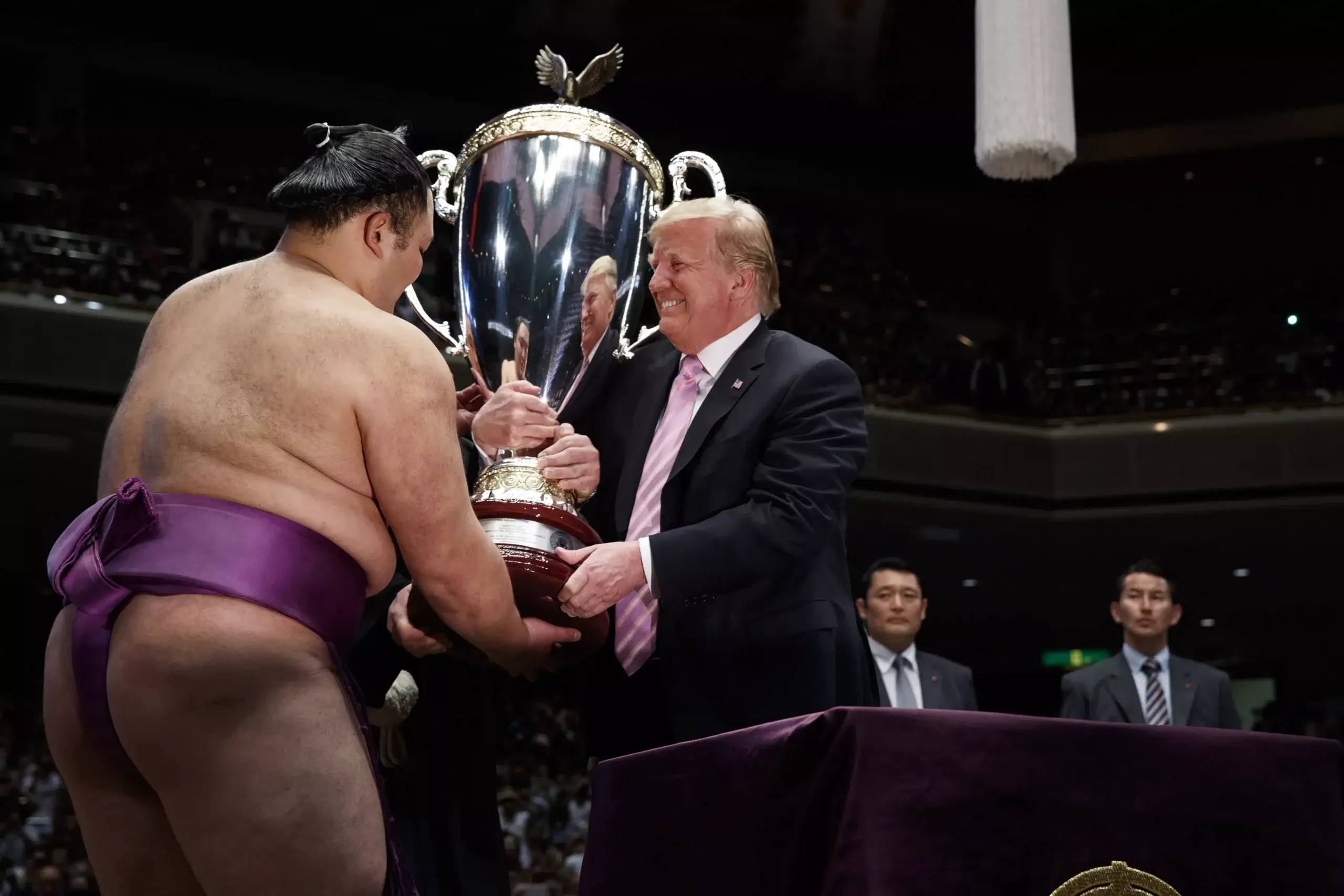 Shinzo Abe agasaja a Trump en Japón con sumo, hamburguesas y golf