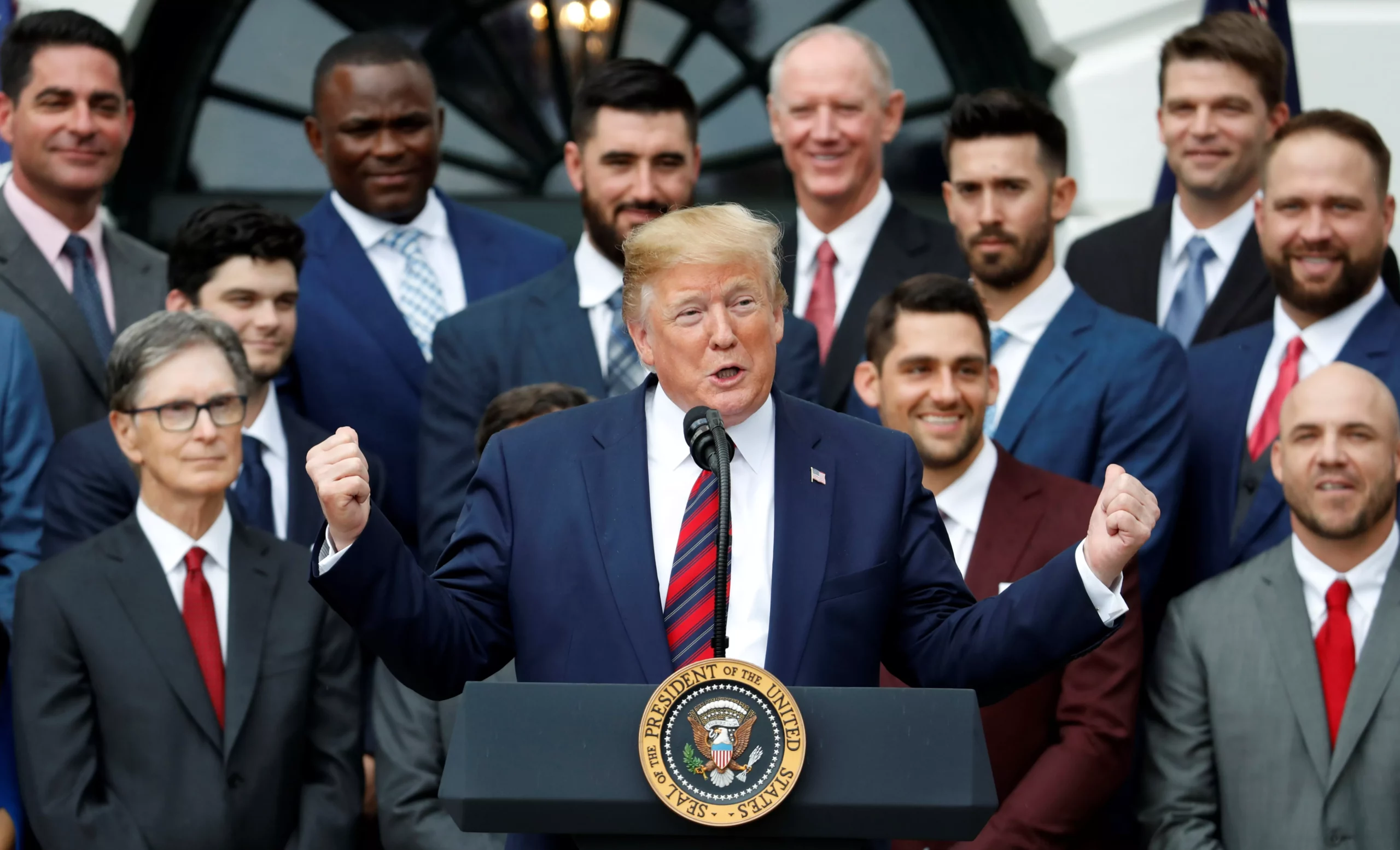 Jugadores de béisbol latinos y afroamericanos le dan plantón a Trump