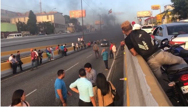 Un vehículo se incendia en el túnel de la autopista Las Américas
