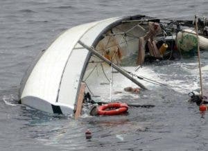 Pareja sobrevive a naufragio de velero en el Atlántico