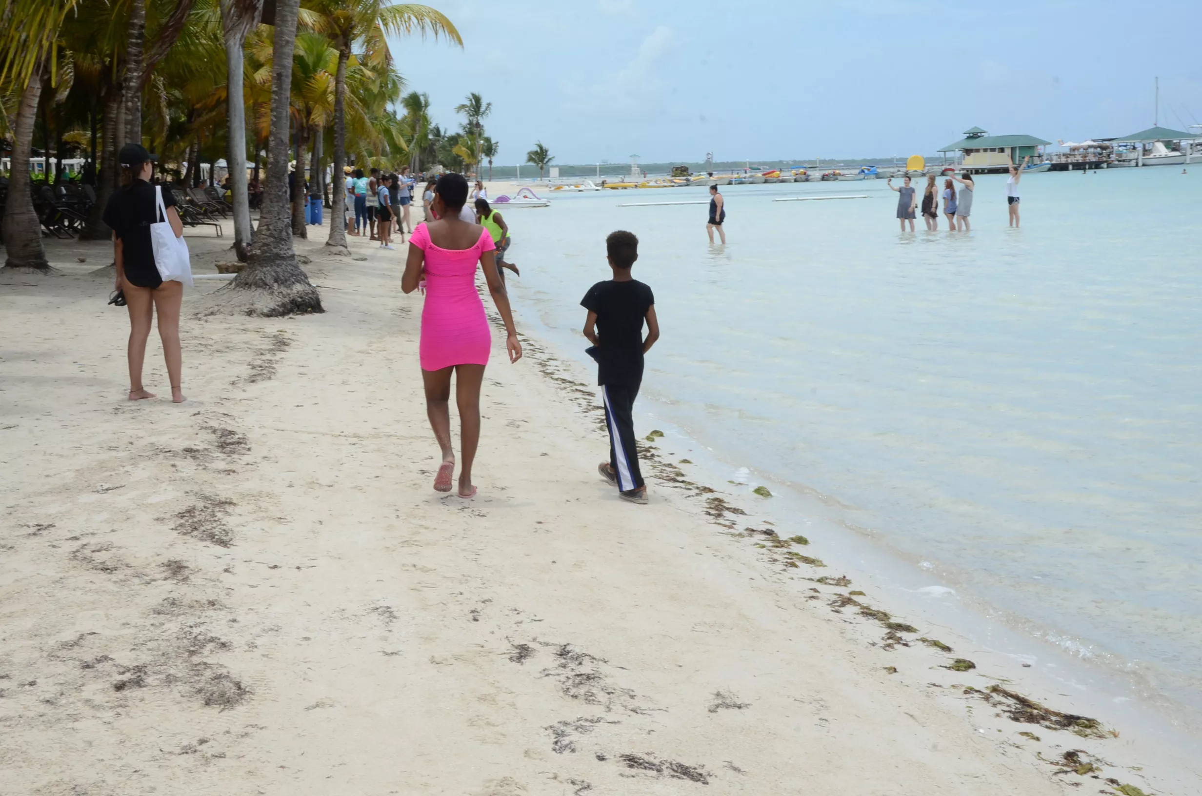 4. El impacto que genera la presencia de los sargazos en la playa suscita una baja afluencia de visitantes. José de León