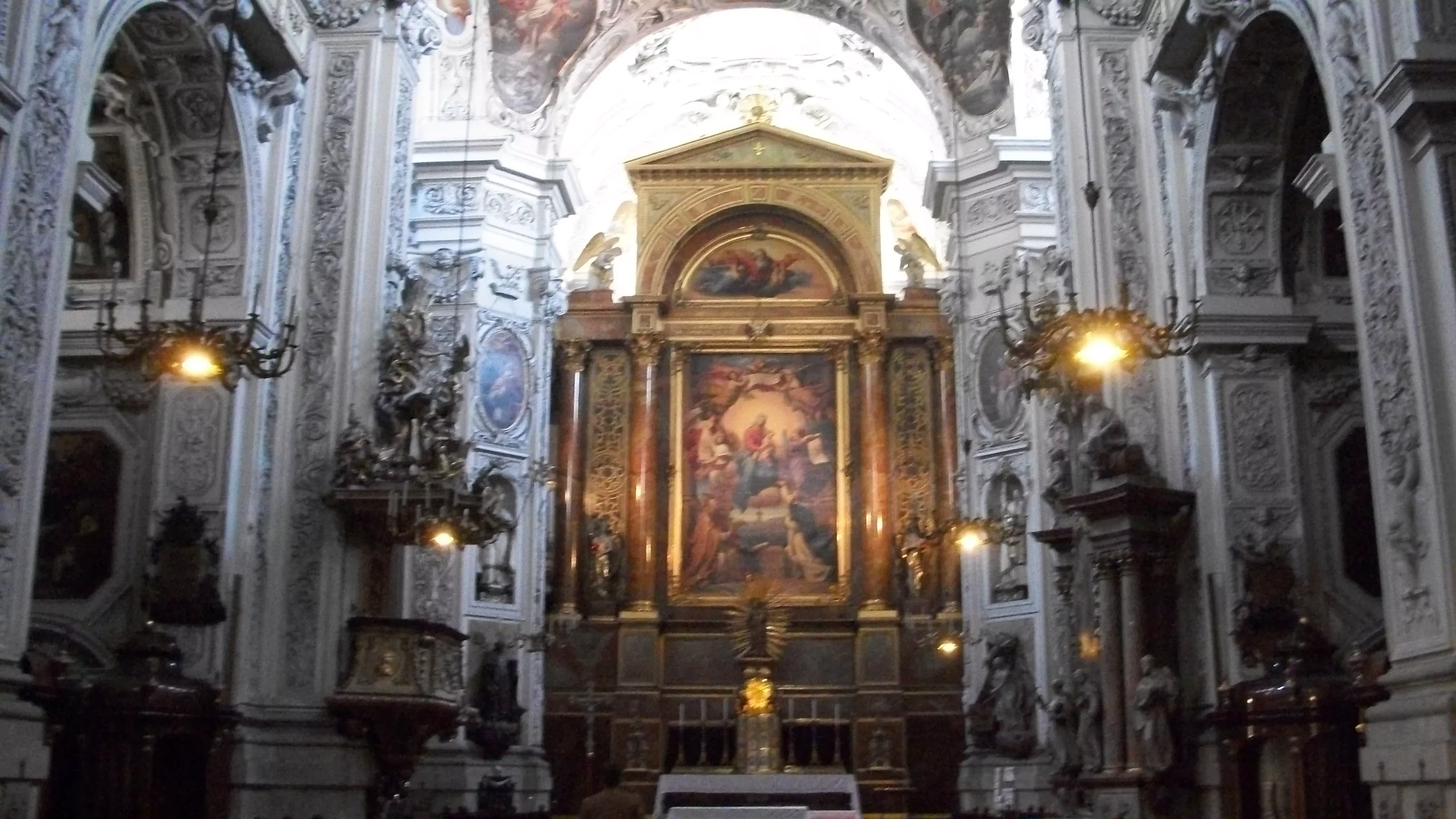 Turista apaga fuego con agua bendita en iglesia dominicana Viena