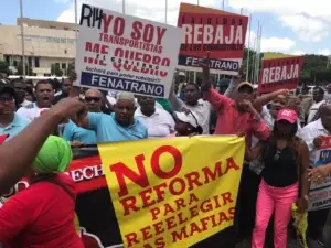 Organizaciones sociales se manifiestan frente al Congreso en contra reforma constitucional