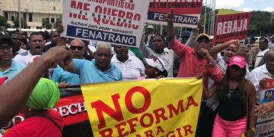 Organizaciones sociales se manifiestan frente al Congreso en contra reforma constitucional