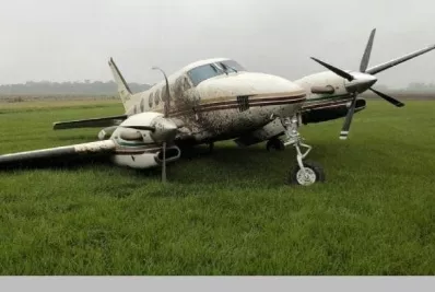 Por no atropellar perro avioneta perdió una rueda